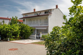 Fewo Daisy mit Pool,Garten ,Grill ,excellent location close to Rab